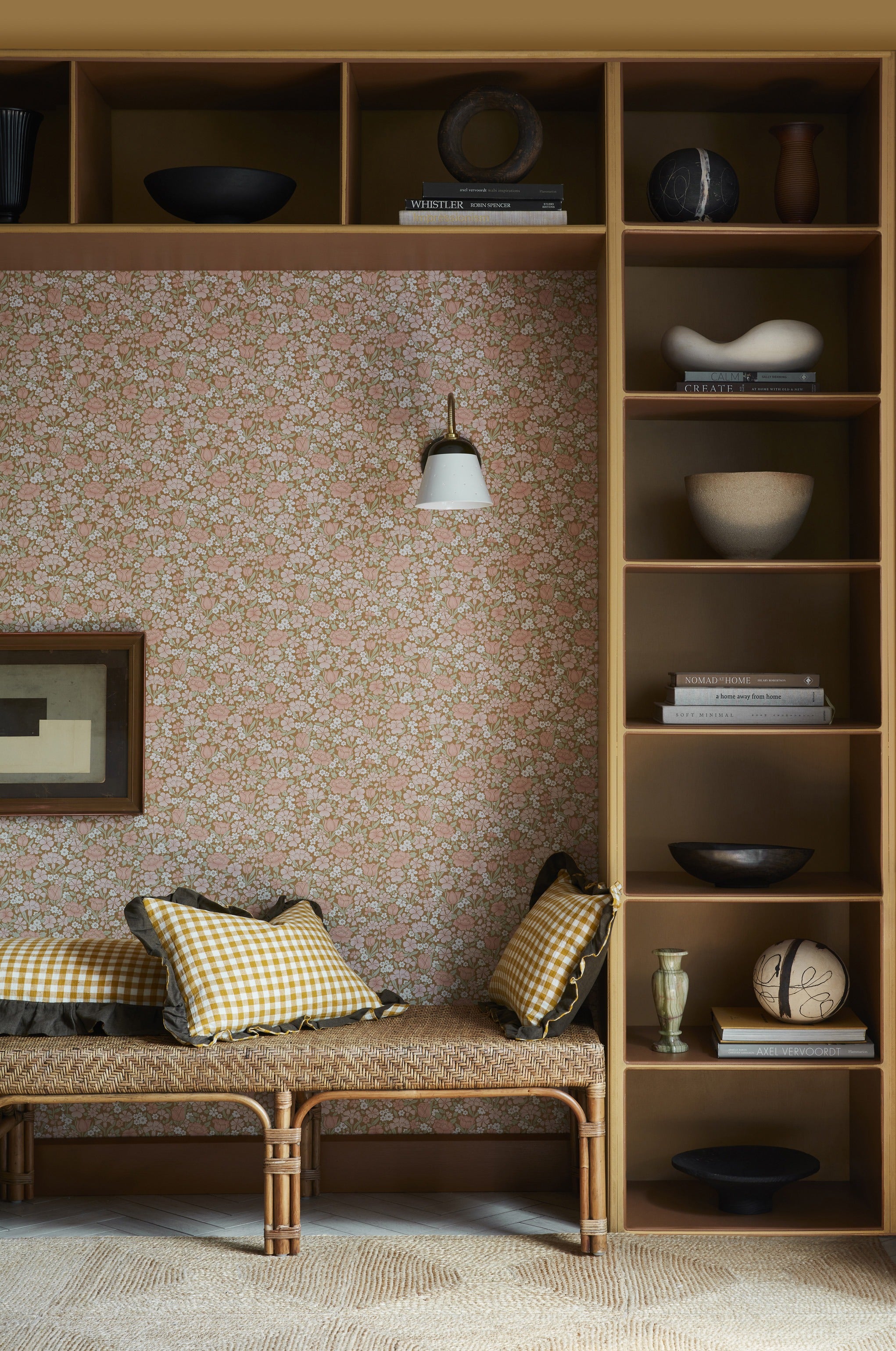 Spring Flowers, et småblomstret tapet sammensat med farven Bombolone fra Little Greene