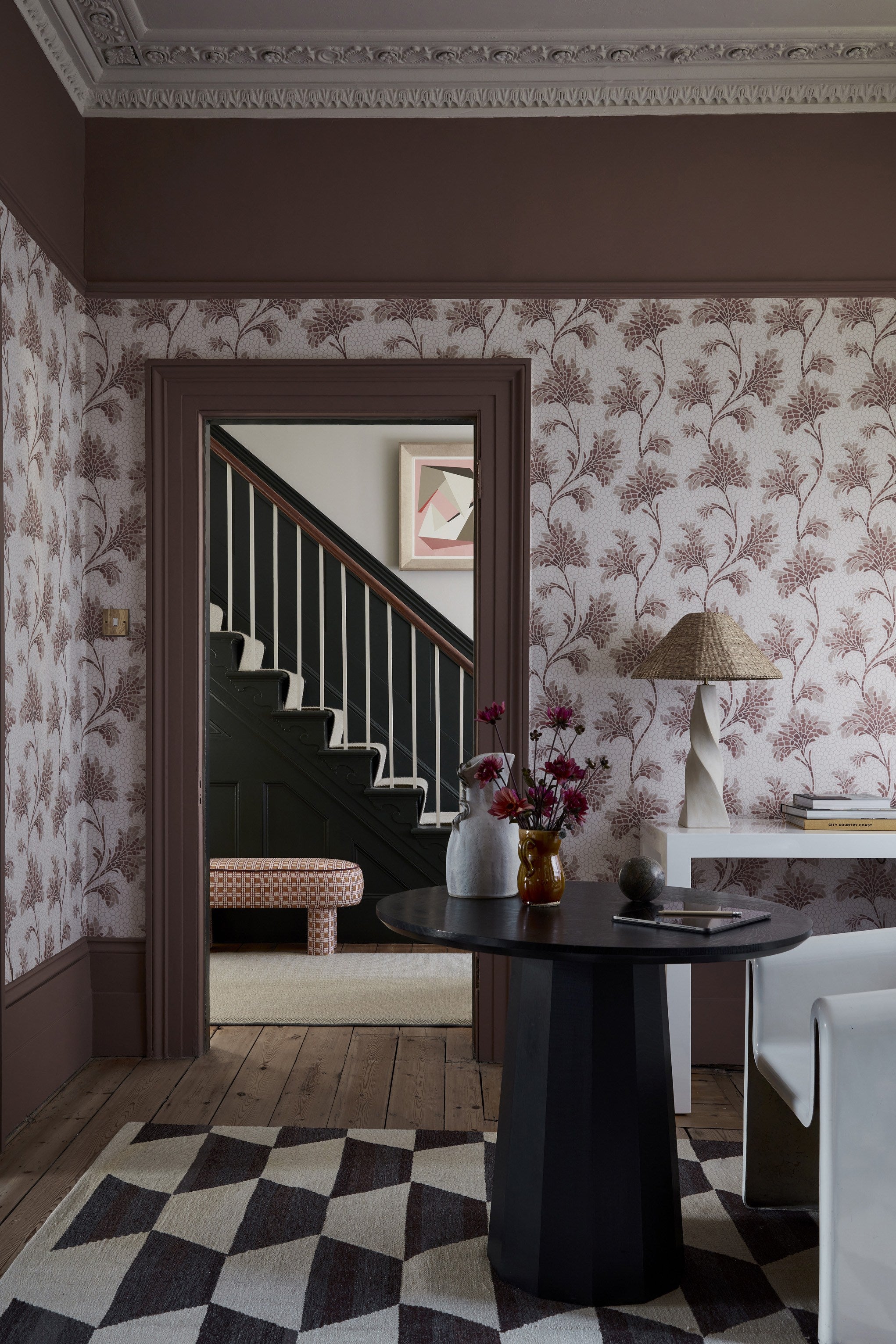 Blomstret tapet Mosaic Trail Blush sammensat med vægfarven Nether Red og loftmaling i farven Slaked Lime Mid