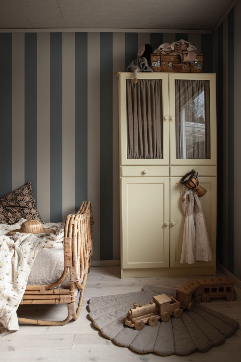 magnus-indigo-blue-svensk-stribet-tapet-i-badehotel-stil