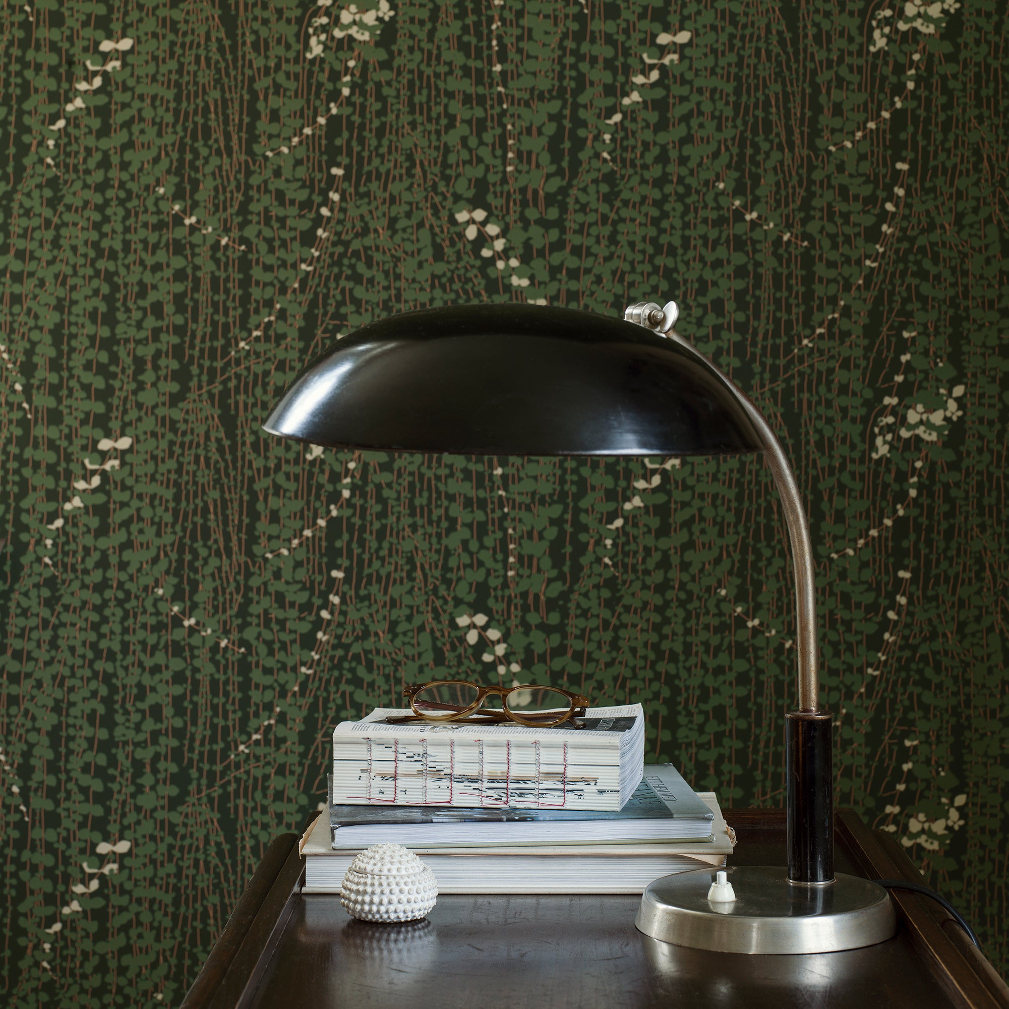 Arne Jacobsen Ranke Dark Green Gr nt tapet med ranker